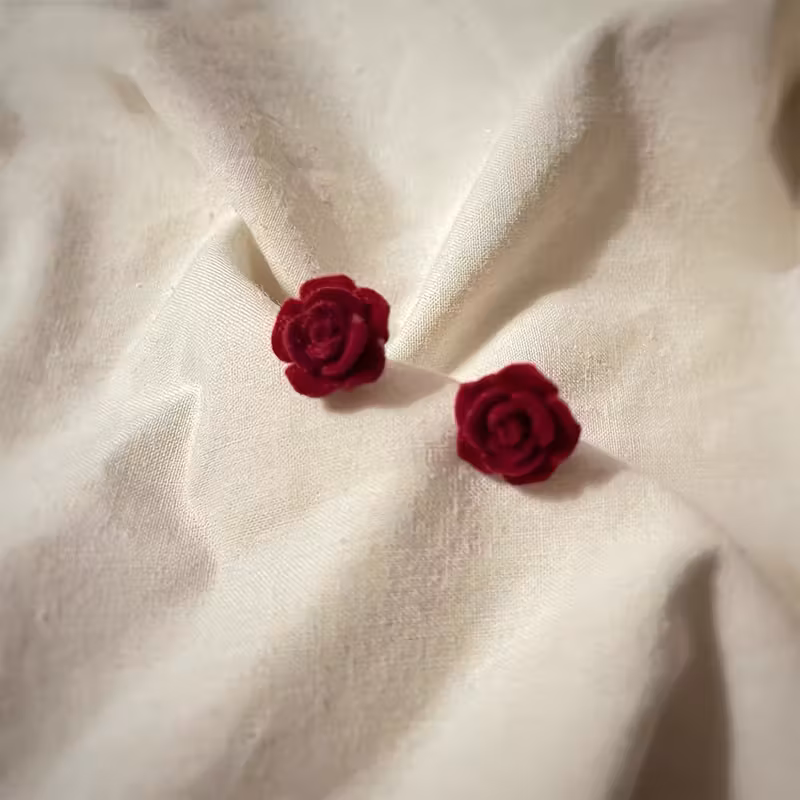 Un Par de Aretes de Terciopelo Vintage con Rosas Elegantes